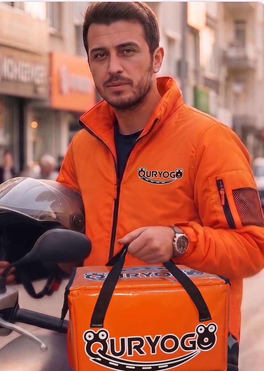 QURYO GO kuryesi turuncu marka montu ve teslimat çantasıyla
